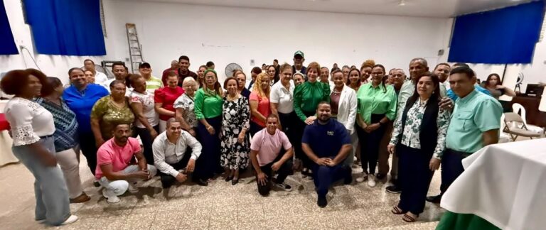Josefina Pimentel encabeza asamblea en San Francisco de Macorís y juramenta maestros en la Fuerza del Pueblo